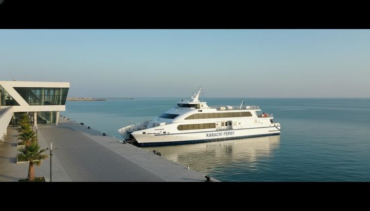 Пакистан запускает паром в Иран: морской путь к «голубой экономике» Современный пассажирский паром у причала нового терминала в порту Карачи на фоне спокойного Аравийского моря.