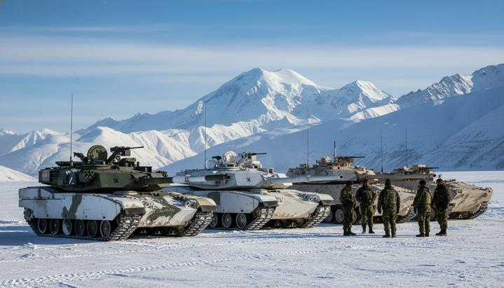 Индийские и американские танки и бронетехника на заснеженной горной равнине во время совместных военных учений на Аляске.