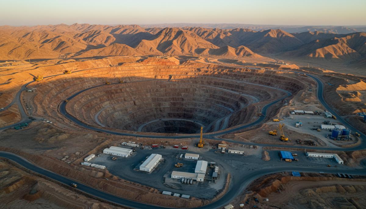 США и Пакистан: новый прагматизм в отношениях на фоне финтеха и угроз Современный карьер по добыче меди и золота на фоне засушливого горного пейзажа пакистанского Белуджистана на закате.