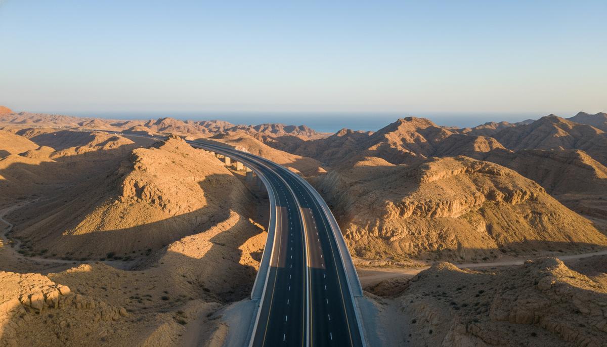 Пакистан 2026: исторический шанс на стабильность среди глобальных интриг Современная автомагистраль Китайско-Пакистанского экономического коридора, пролегающая через пустынные горы Белуджистана на фоне моря.