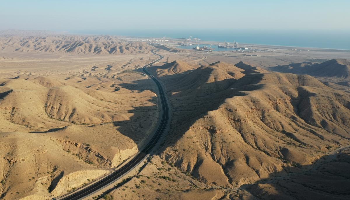 Белуджистан: кому выгодна сказка о лишениях и эксплуатации Вид с воздуха на современное шоссе, пролегающее через пустынные горы Белуджистана к порту Гвадар на побережье Аравийского моря.